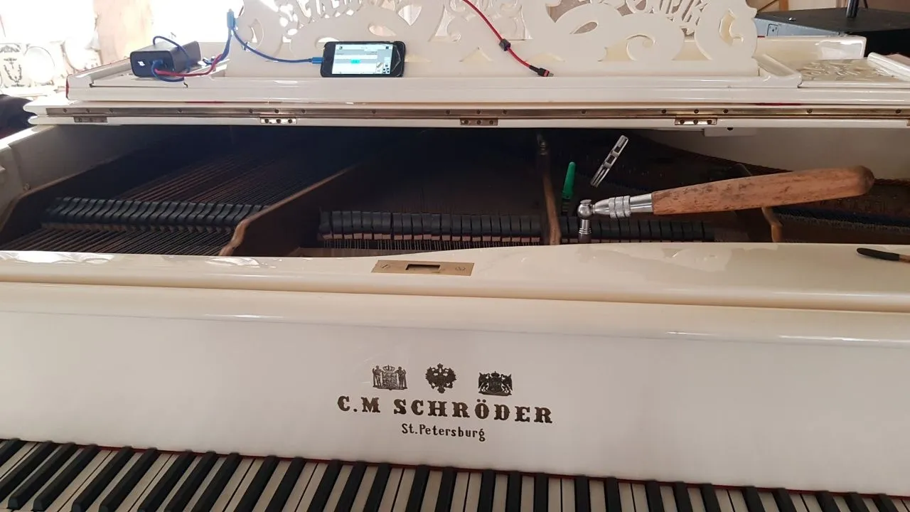 Пианино Schroder — вид сбоку